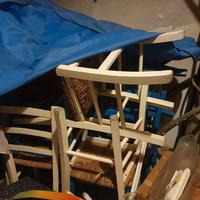 sedie con fondo di paglia bianchi e blu