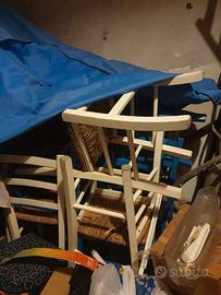 sedie con fondo di paglia bianchi e blu