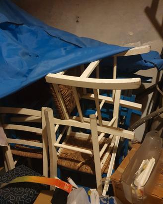 sedie con fondo di paglia bianchi e blu