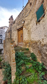 Rudere completatamente da ristrutturare