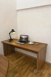 Scrivania moderna in legno, studio, smart working