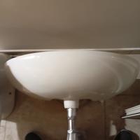 lavabo con rubinetto e sifone