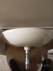 lavabo con rubinetto e sifone