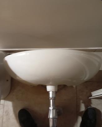 lavabo con rubinetto e sifone