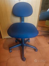 sedia blu da scrivania con ruote 