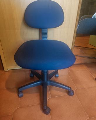 sedia blu da scrivania con ruote 