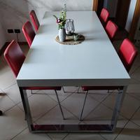Tavolo cucina/soggiorno.