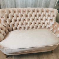 divanetto in velluto rosa antico