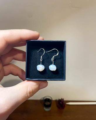 Orecchini in perle vere, argento 925 e acciaio.