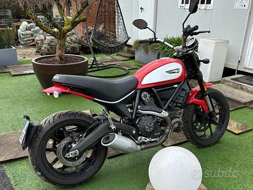 Moto modello Ducati Scrambler benzina