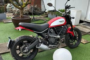 Moto modello Ducati Scrambler benzina