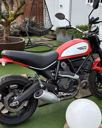 Moto modello Ducati Scrambler benzina
