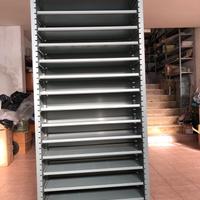 Mobile scaffalatura metallica con mensole