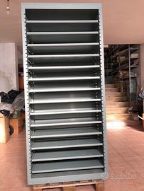 Mobile scaffalatura metallica con mensole