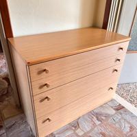 Cassetiera in legno chiaro