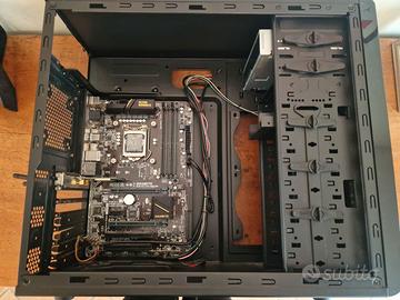 Case per PC con scheda madre Gigabyte e CPU Intel