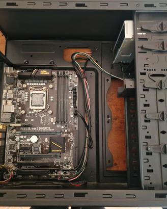 Case per PC con scheda madre Gigabyte e CPU Intel