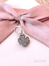 Charm pandora quadrifoglio in pavé scintillanti