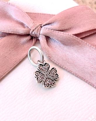 Charm pandora quadrifoglio in pavé scintillanti