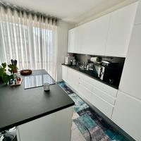 Cucina con Isola completa di elettrodomestici