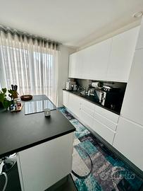 Cucina con Isola completa di elettrodomestici