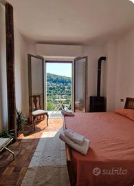 Grande camera magnifica immersa nella natura