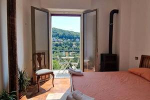 Grande camera magnifica immersa nella natura