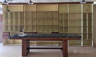 Bancone in marmo e legno da negozio