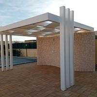 Struttura in legno con copertura in teli ad onda