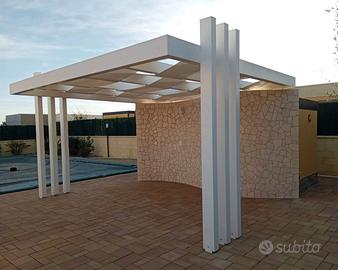 Struttura in legno con copertura in teli ad onda