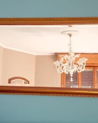 grande specchio da parete con cornice dorata 