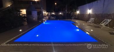 Giardino con piscina per feste