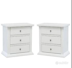Comodini in legno laccati con 3 cassetti.