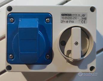 Presa interbloccata GEWISS GW66104 16A 230V 2P+T