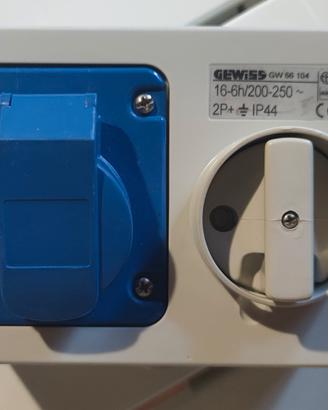 Presa interbloccata GEWISS GW66104 16A 230V 2P+T