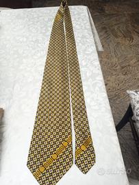 Elegante cravatta versace