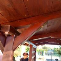 Gazebo in legno con tavolo e panche 