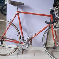 Bicicletta corsa vintage rossa
