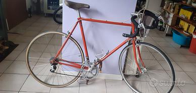 Bicicletta corsa vintage rossa