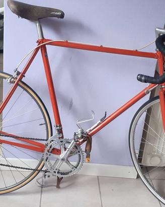 Bicicletta corsa vintage rossa