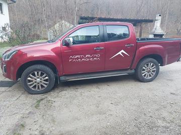 Isuzu dmax 4X4 con gancio traino