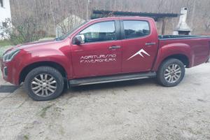 Isuzu dmax 4X4 con gancio traino