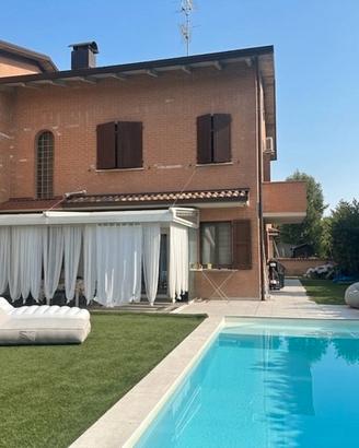 Splendida villetta di testa con piscina