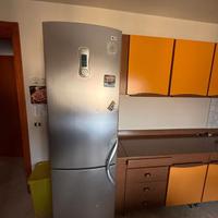 Cucina in legno inclusa di frigorifero