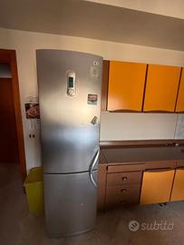 Cucina in legno inclusa di frigorifero