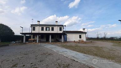 Villa di 237 m² con 4 locali e box auto doppio a B