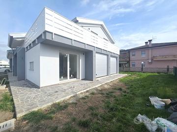 Fosso': Porzione di trifamiliare con giardino e ga