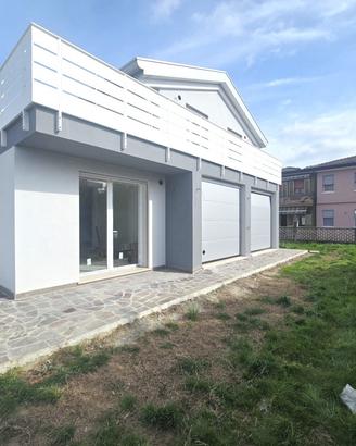 Fosso': Porzione di trifamiliare con giardino e ga