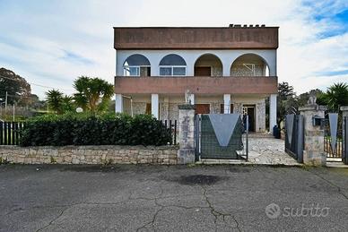 Villa di 323 m² con più di 5 locali a Castellana G