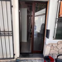 Porta vetrata basculante in legno